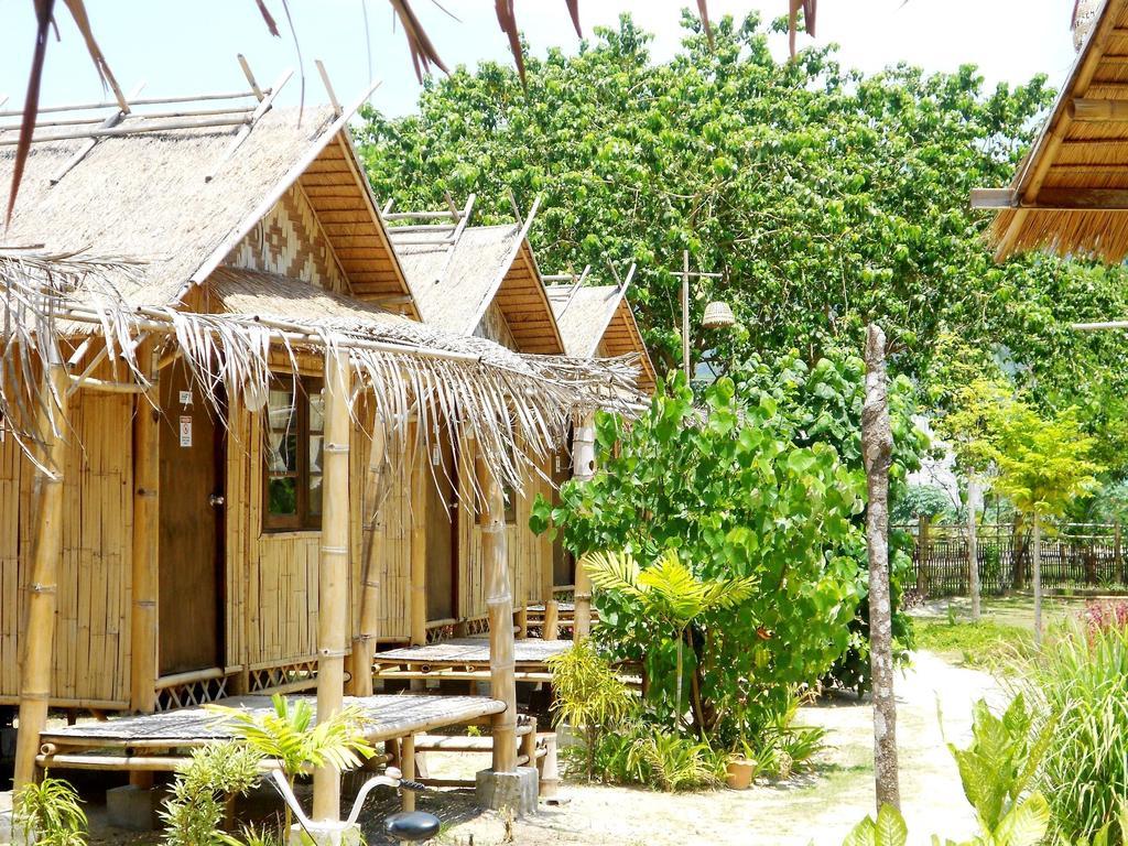 Charlie Hut Bungalow Hotell Ko Phi Phi Rum bild